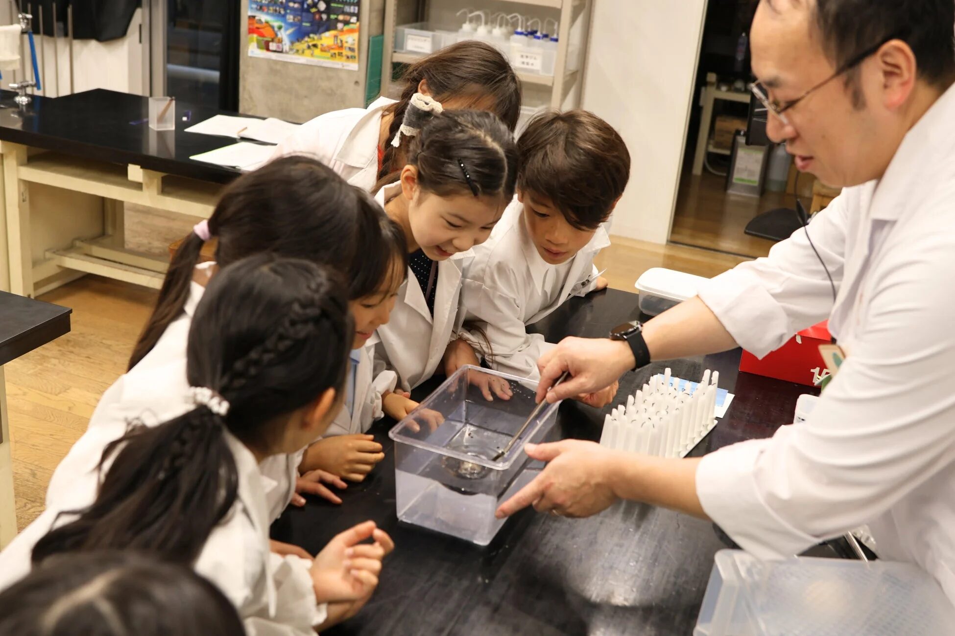 実験を観察する子供たち