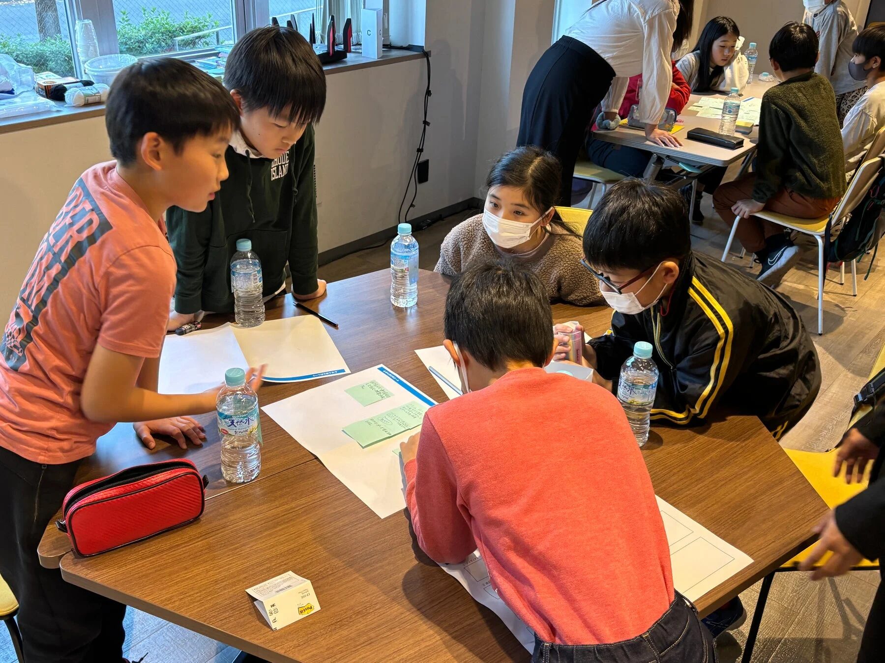 グループワークに取り組む子供たちの様子