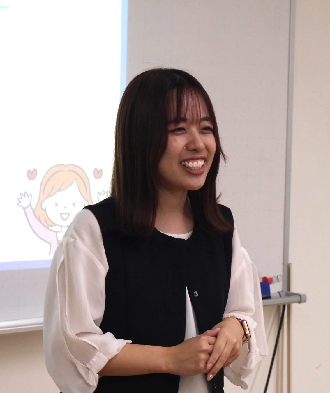 室内で笑顔を見せる若いアジア人女性の姿