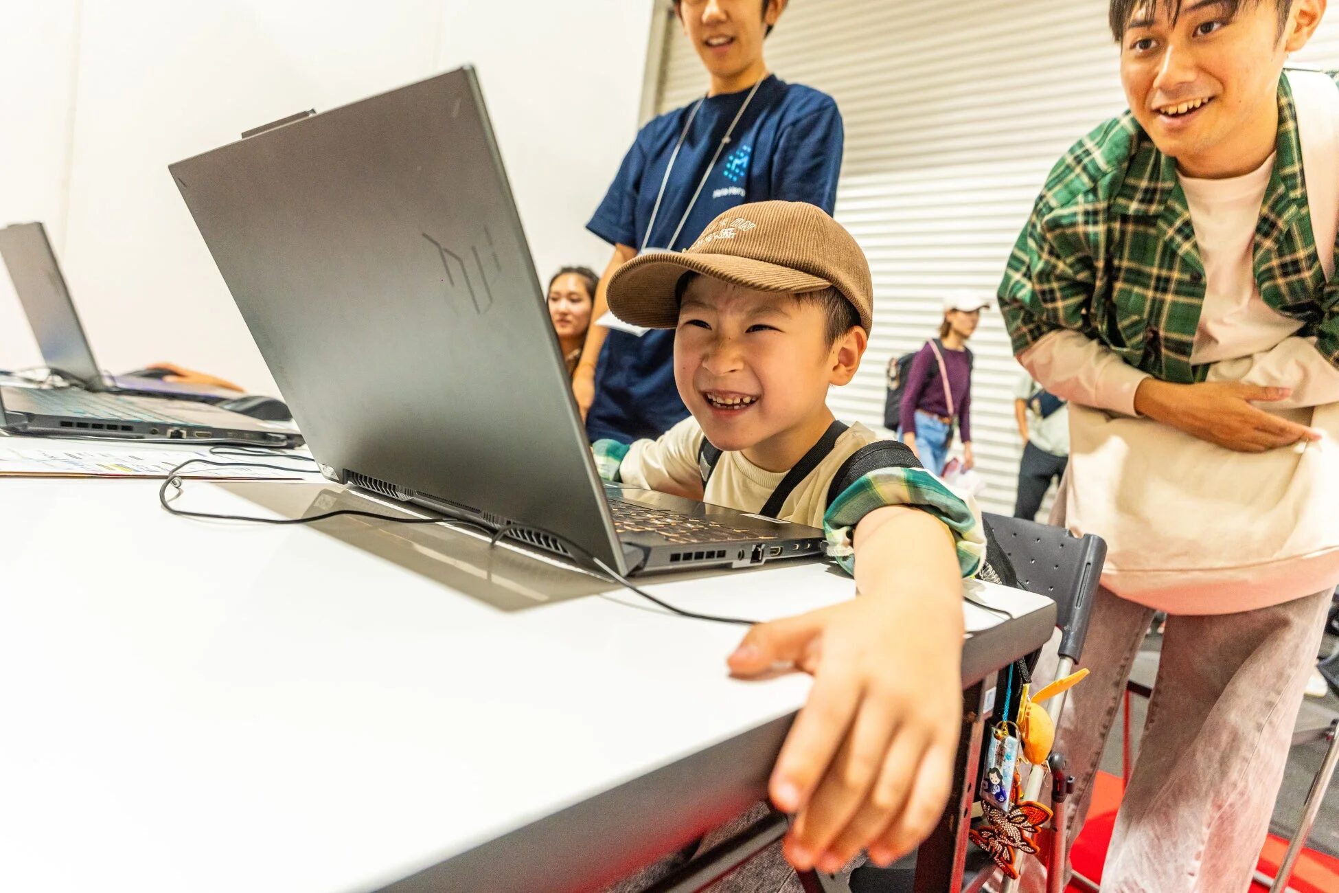 ノートPCを操作して笑顔の男の子