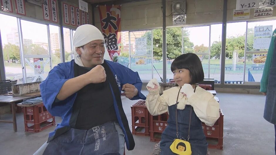 路面電車に乗る永尾柚乃さん