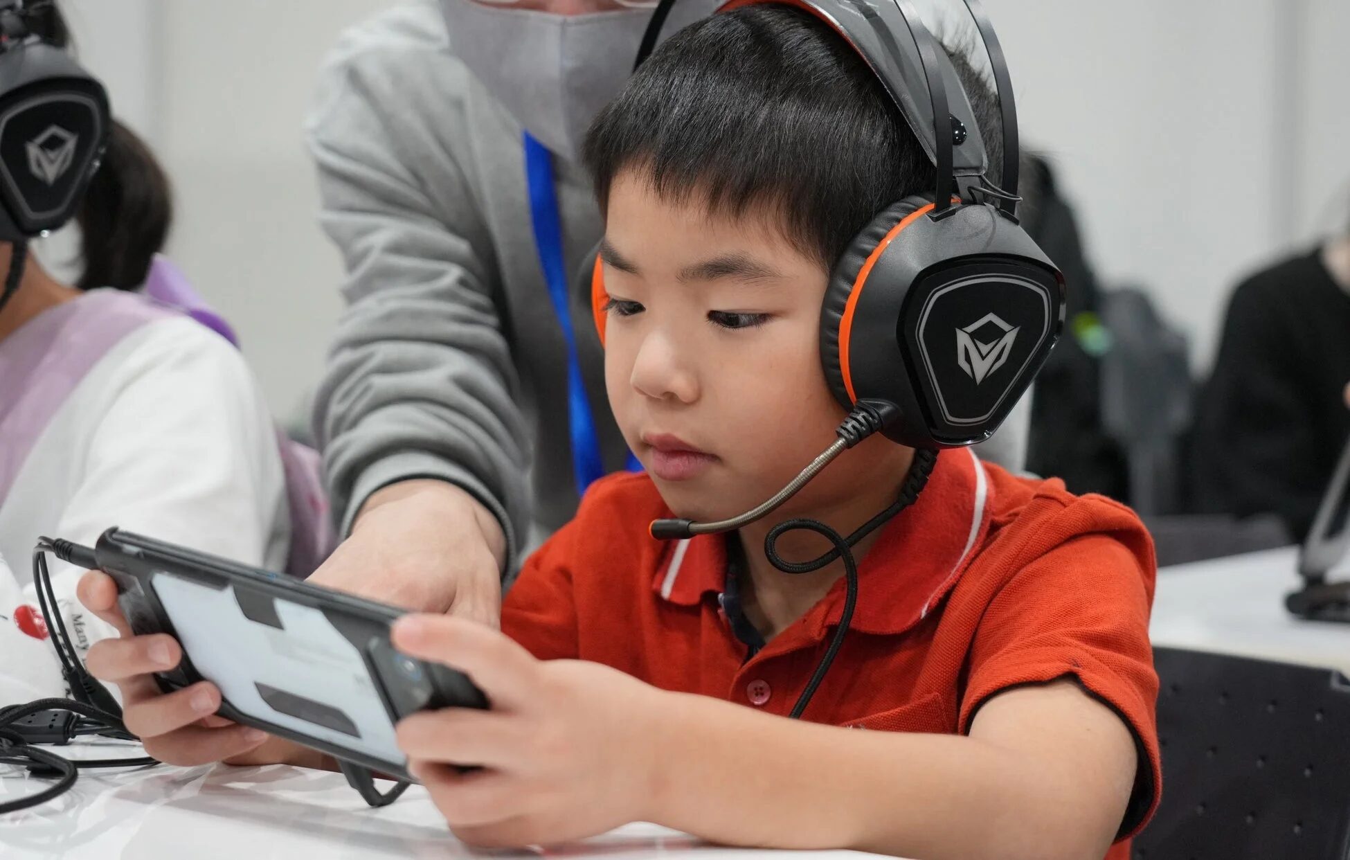 ゲーミングヘッドセットを装着した少年