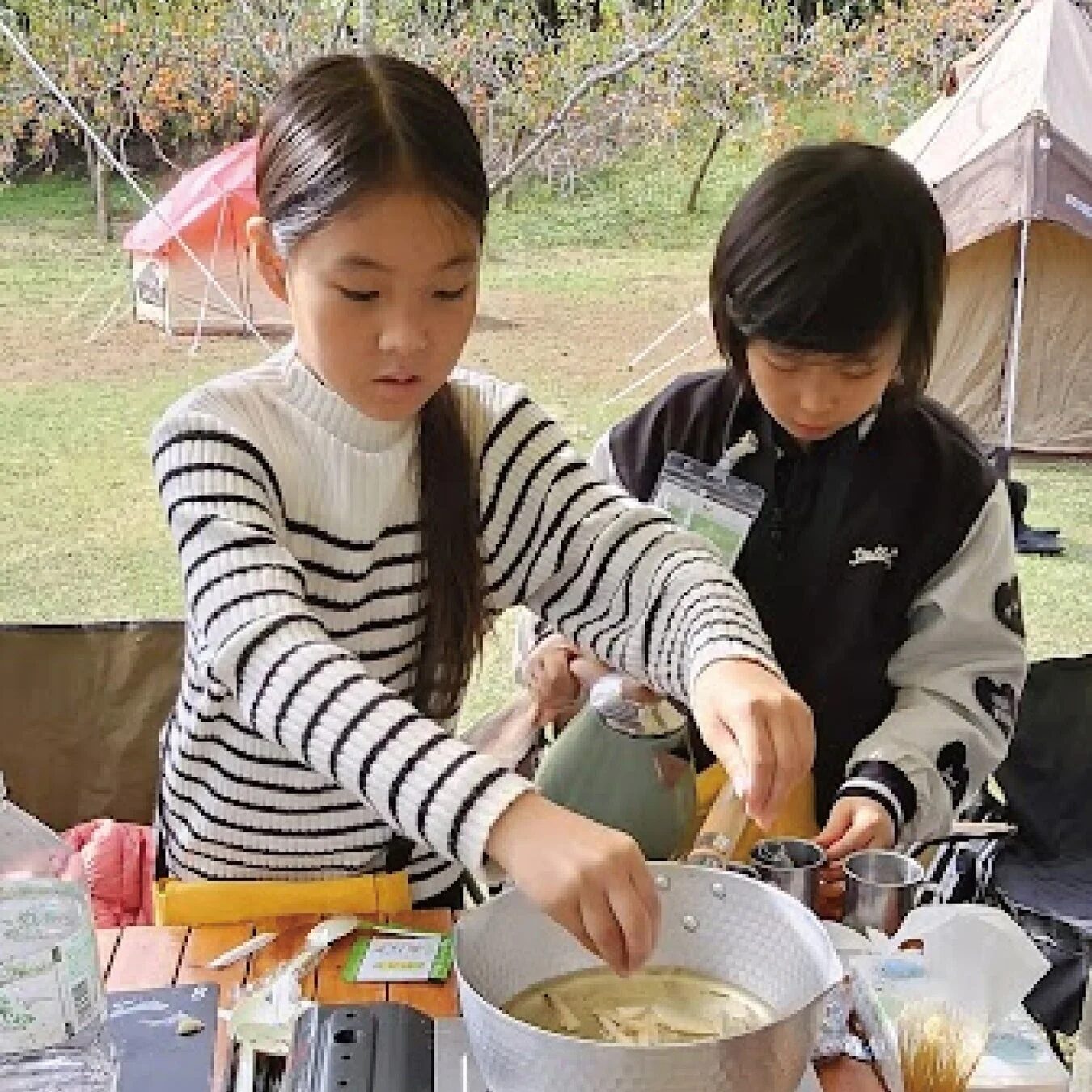 協力して料理をする子どもたち