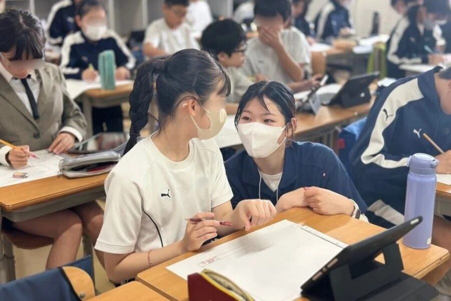 グループで話し合う子どもたち