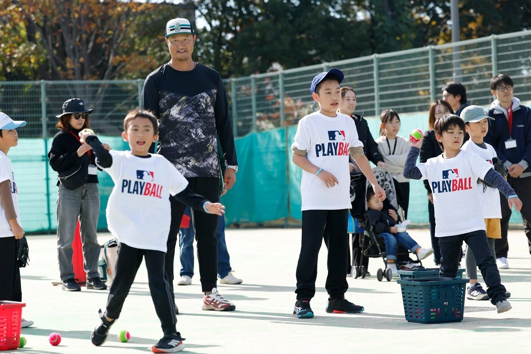 PLAY BALLイベントでボールを投げる子どもたち