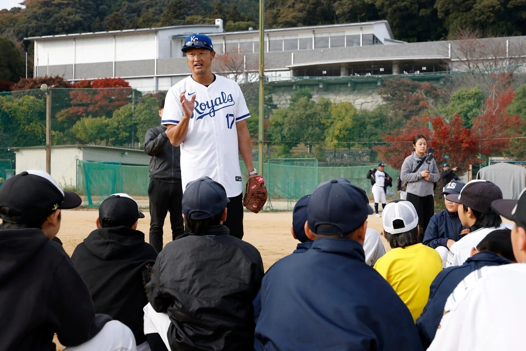 野球教室で指導を受ける子どもたち