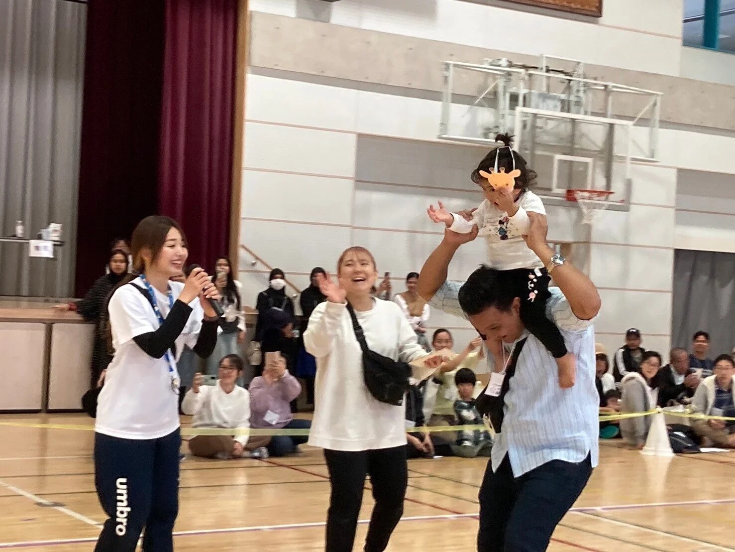 肩車で楽しむ親子