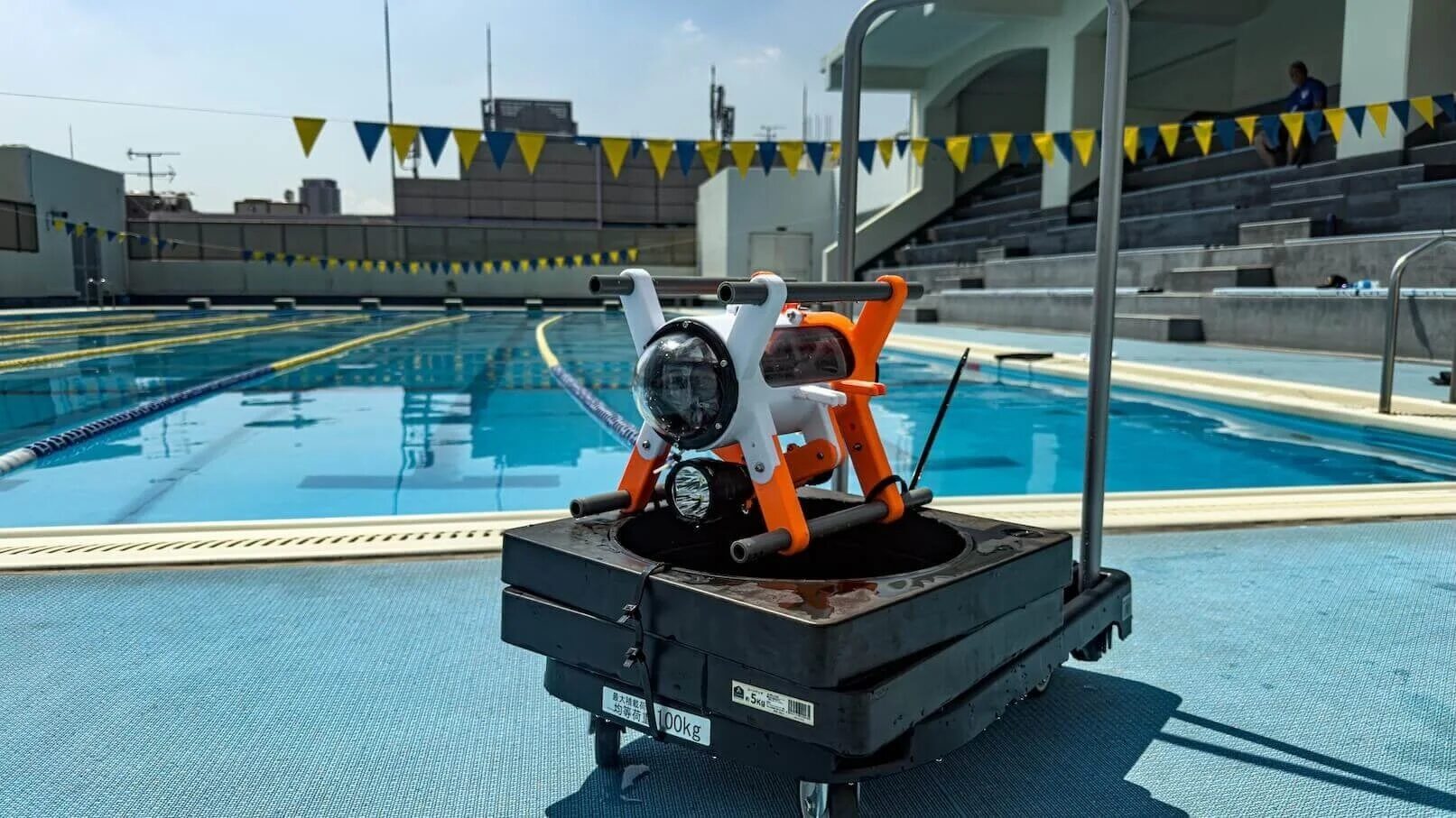 水中ドローンとプール