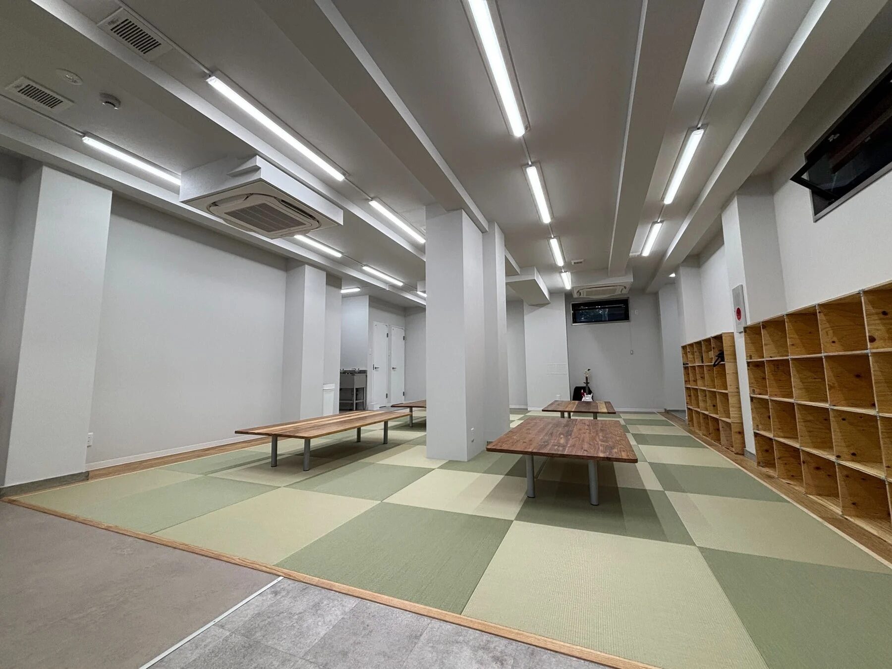 子どもたちが外で遊ぶ様子