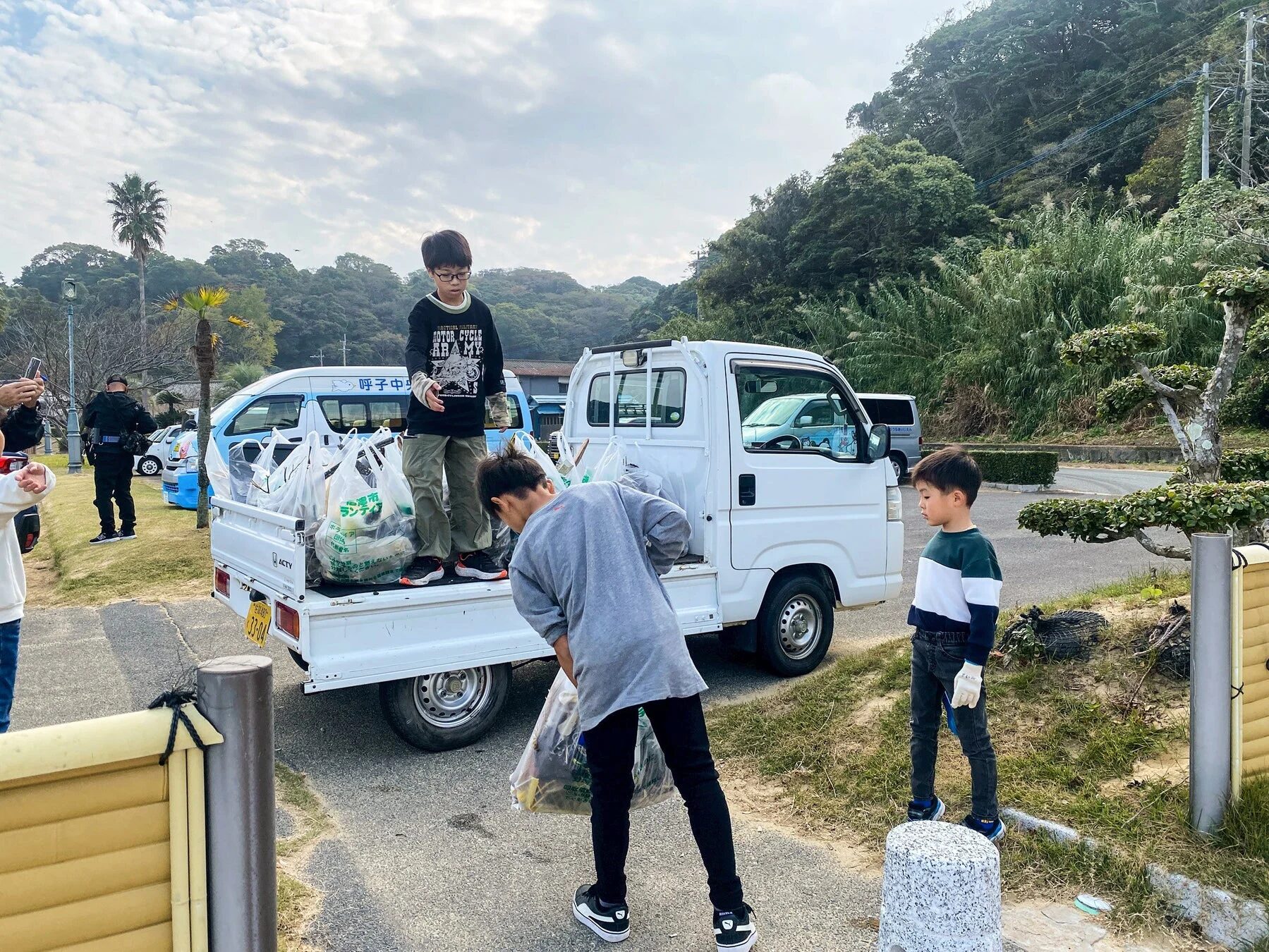 集めたごみを運ぶ様子