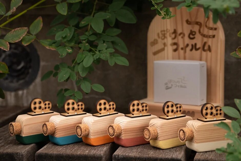 カラフルな木製ミニチュアカメラ