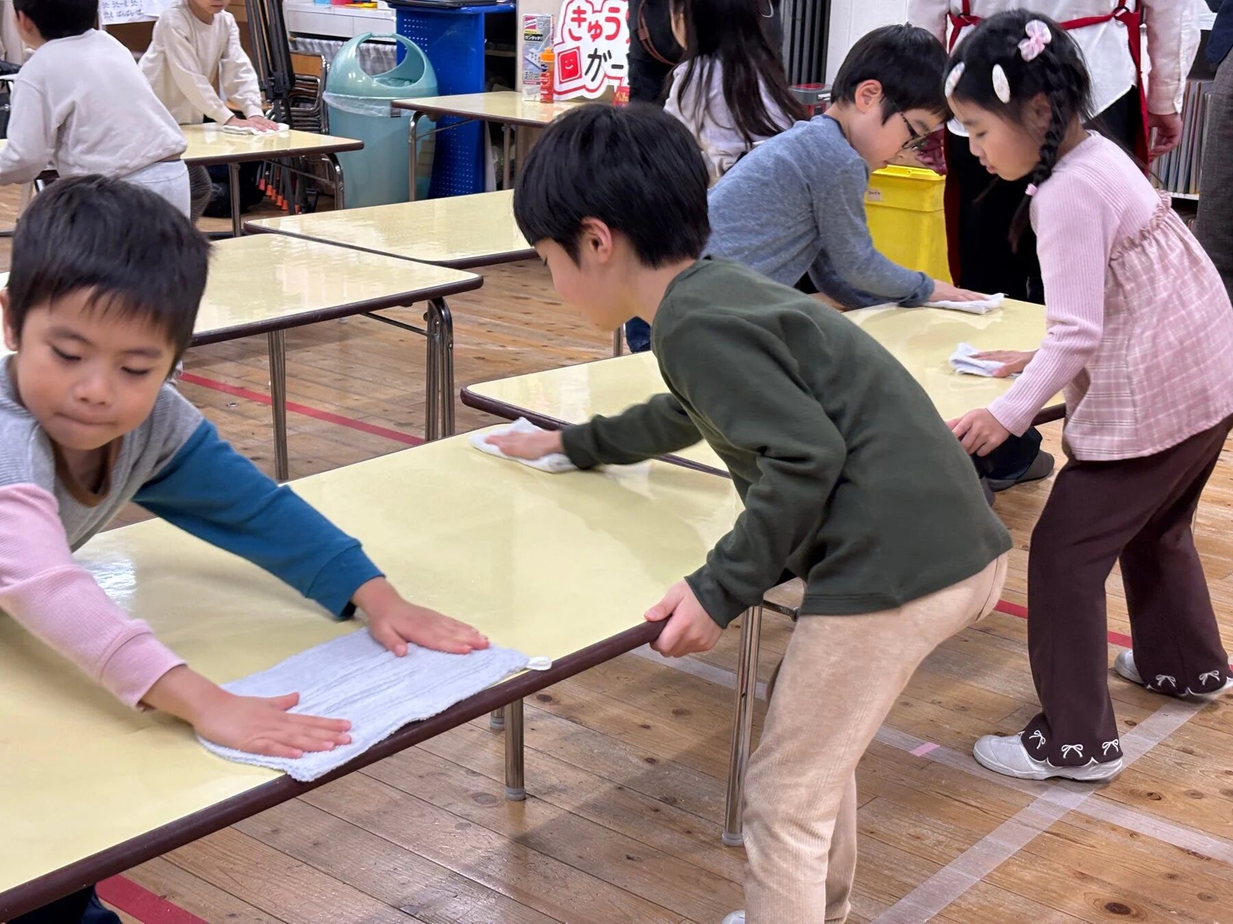 子供たちがテーブル拭き