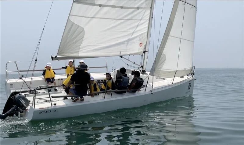 穏やかな海でヨットに乗る子供たち