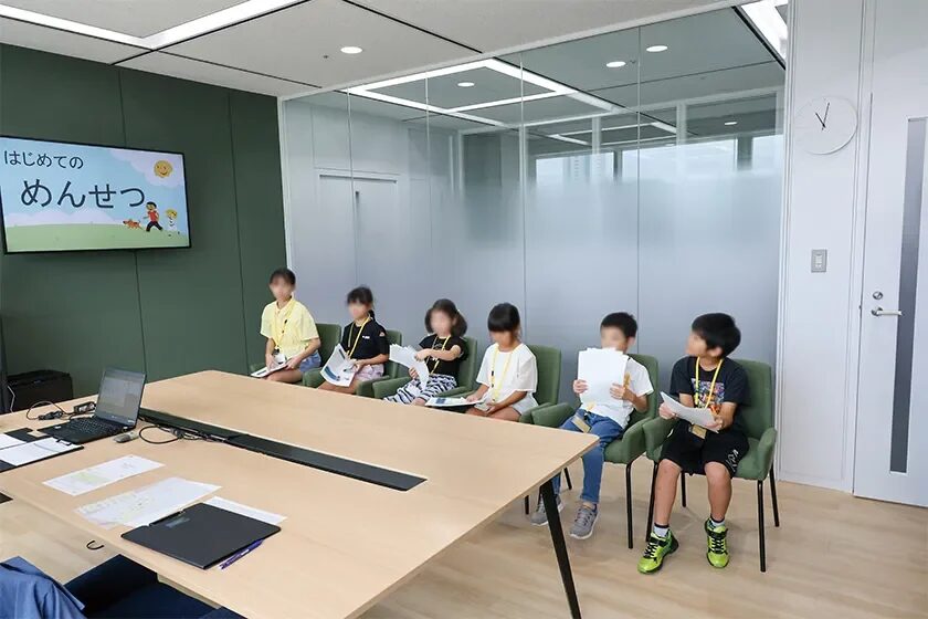 面接体験で緊張した表情の子どもたち