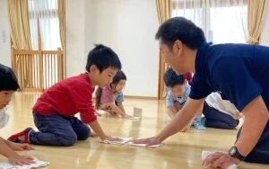床を拭く園児たち