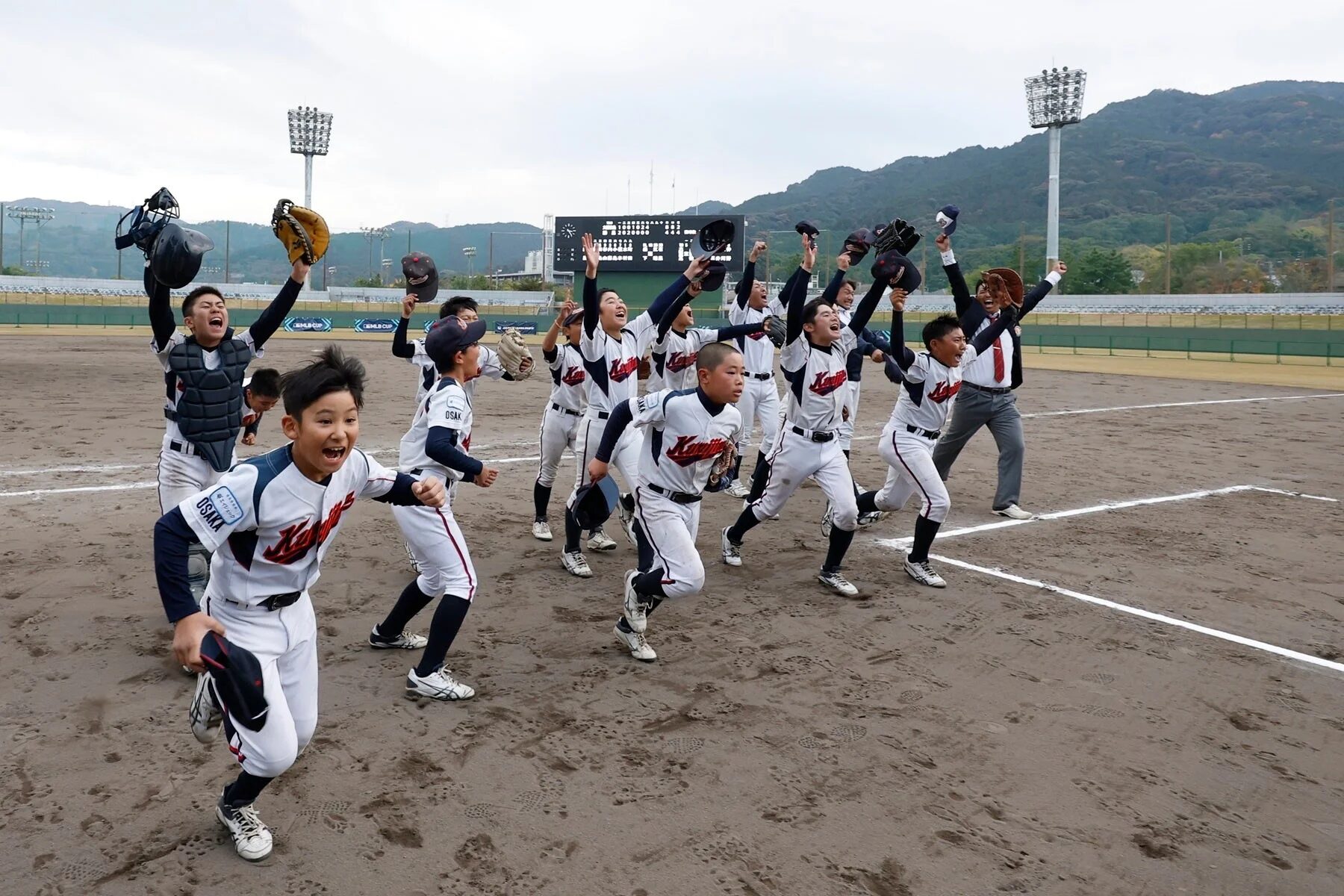 勝利を祝う大阪柴島ボーイズの選手たち