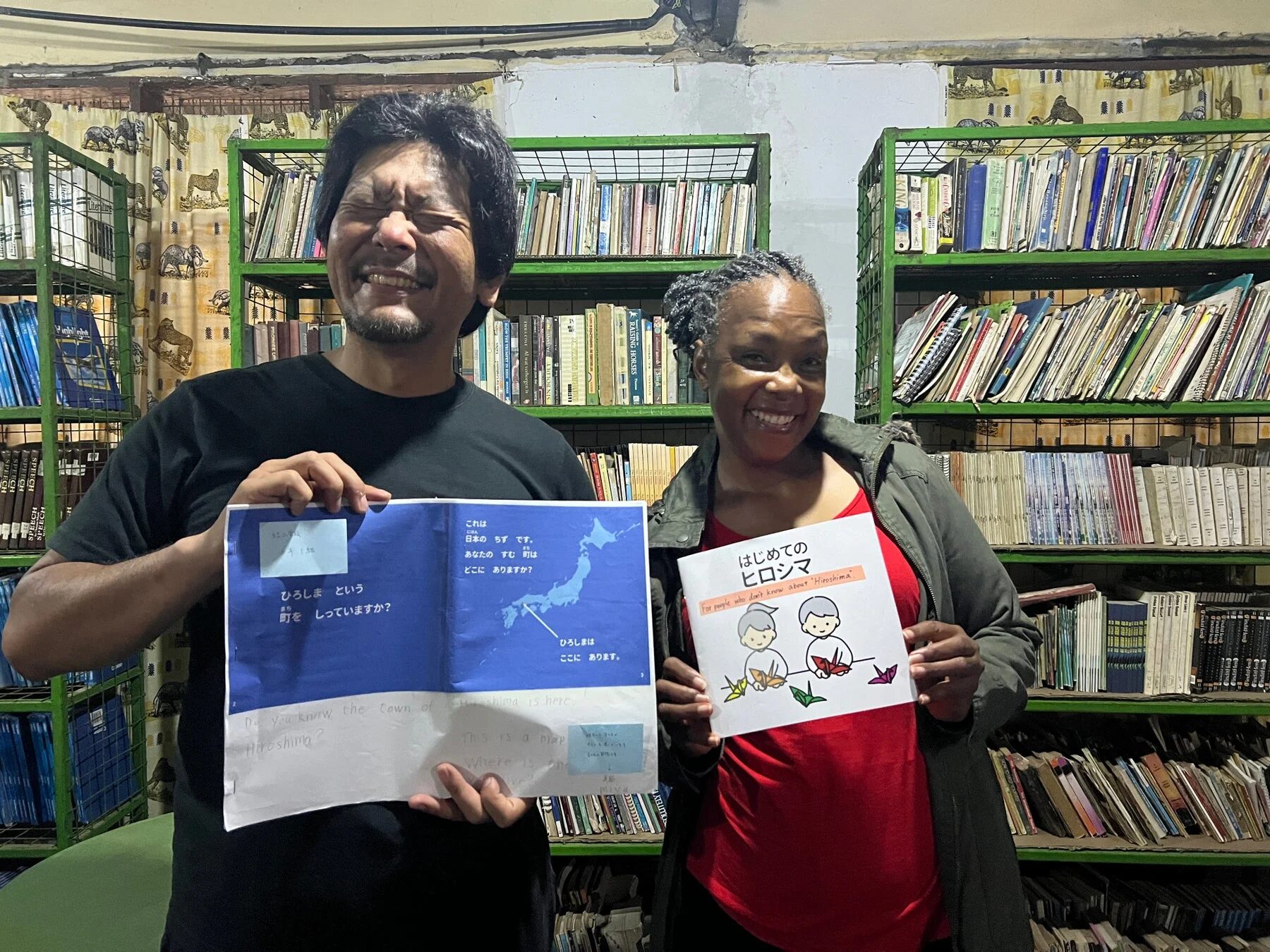 広島に関する教育資料を披露する男女