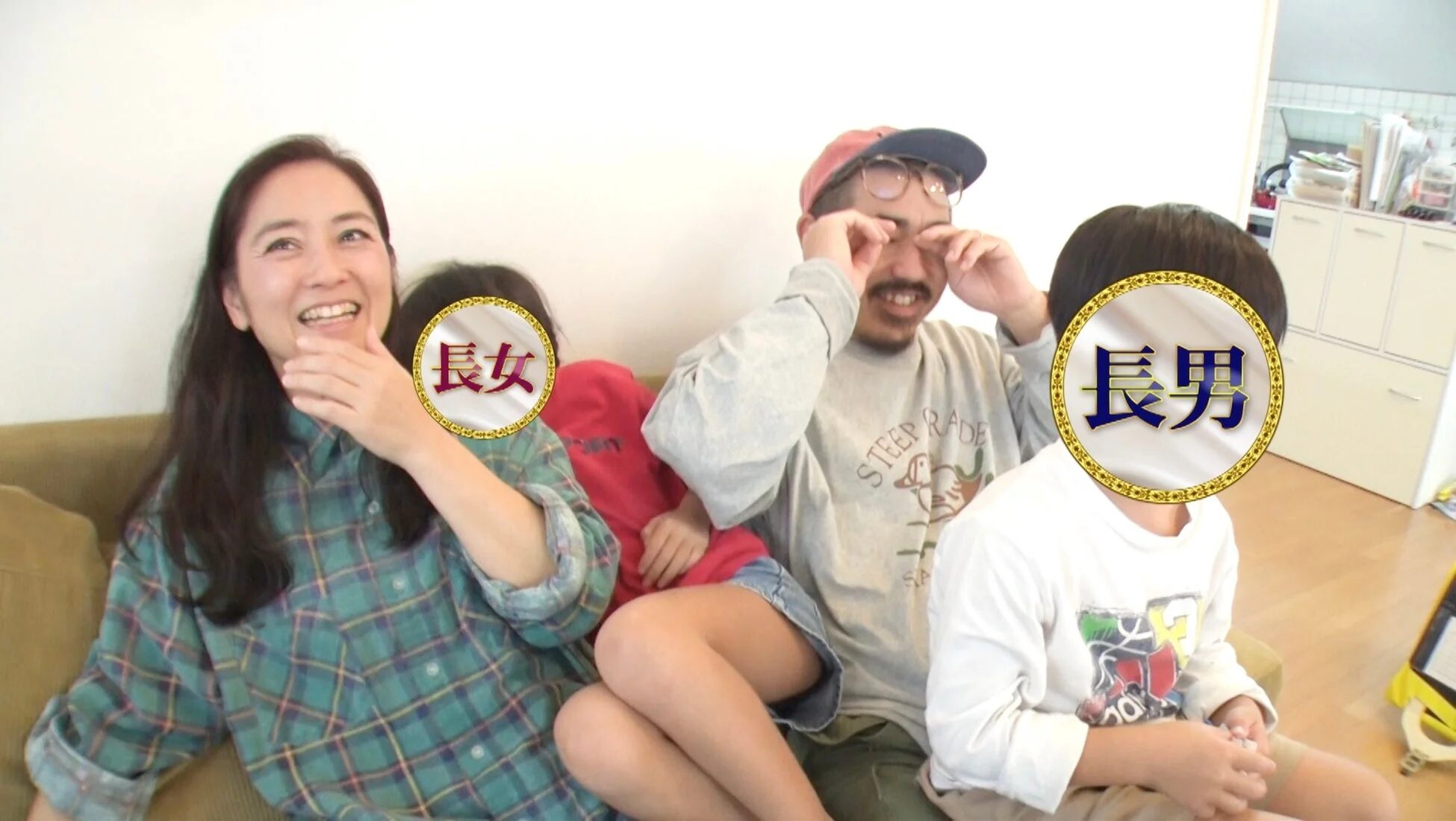 ソファでくつろぐ家族