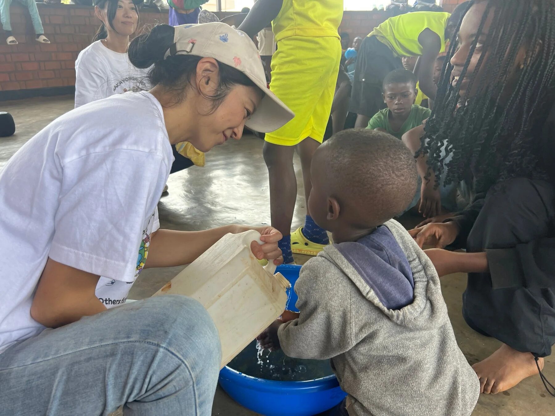 現地の子どもたちとAOGA SOAP