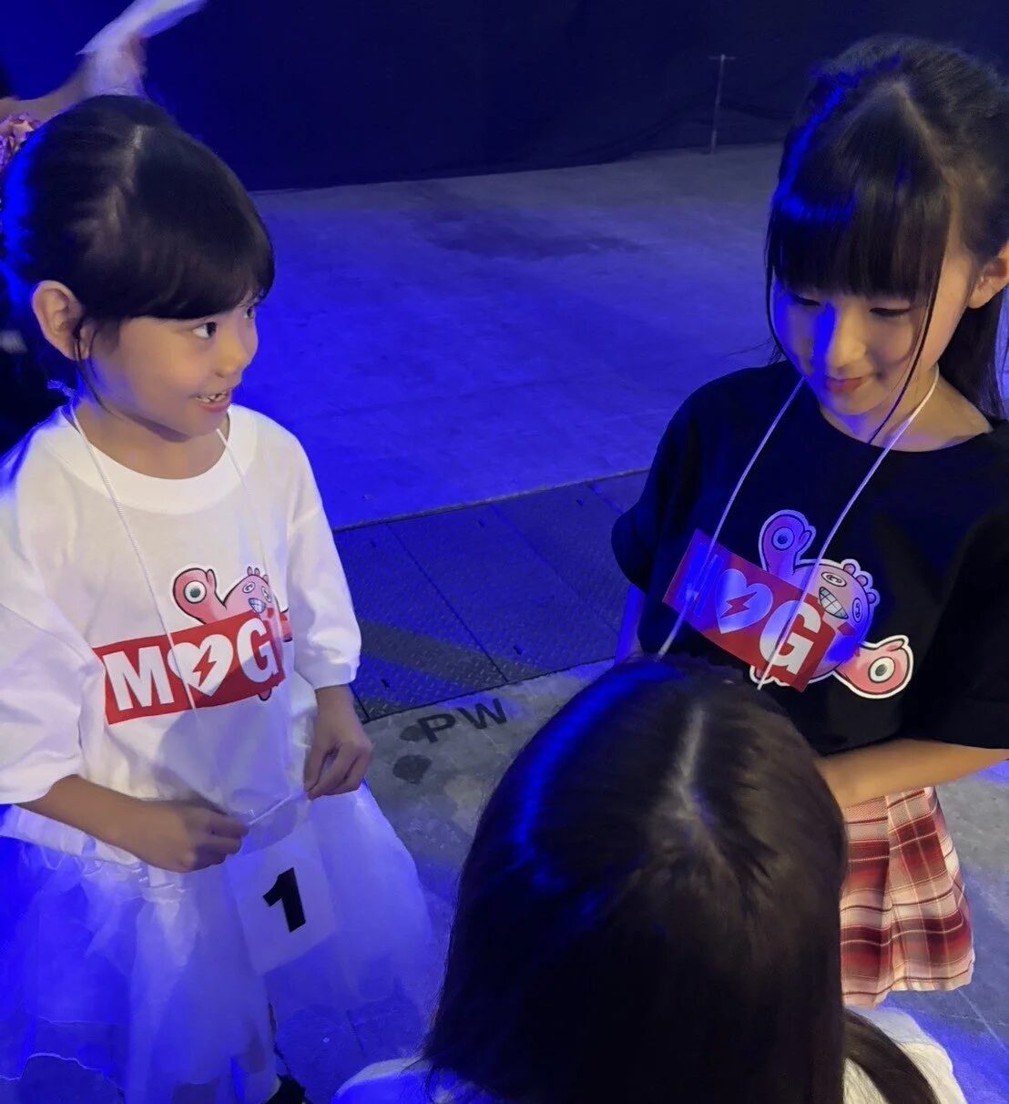 舞台裏で交流する2人の少女