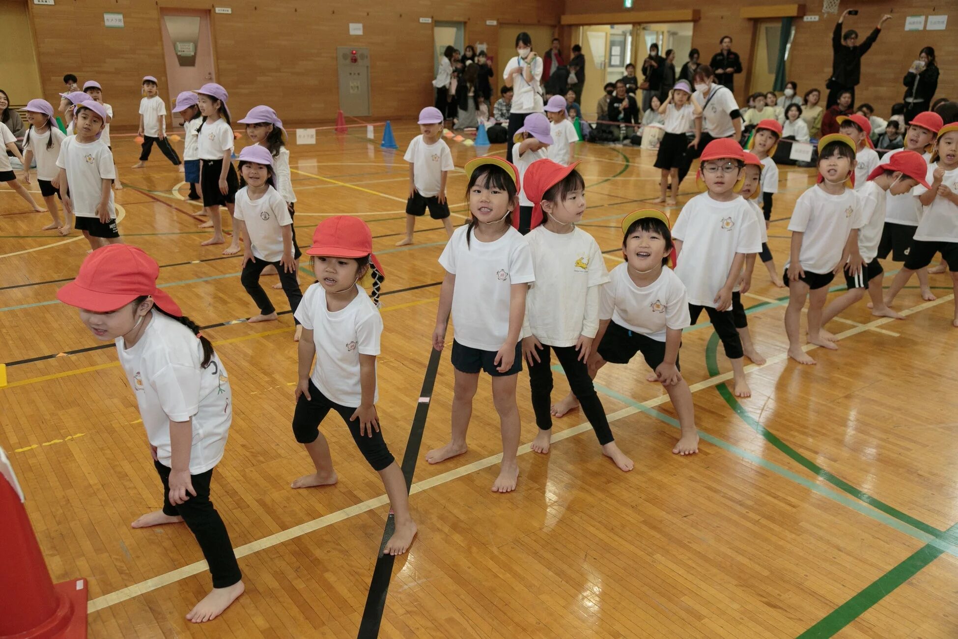 体育館で体操をする子どもたち