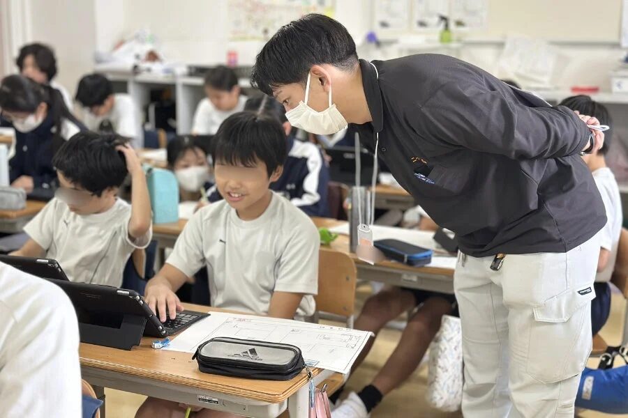 タブレット学習を見守る先生