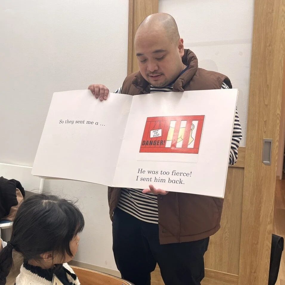 大型絵本の読み聞かせ