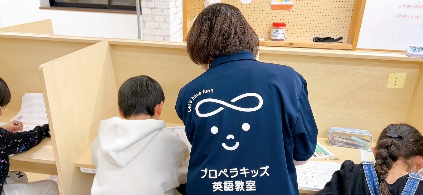 先生が見守る様子