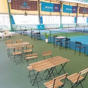 インドアテニスコートの横に設置されたカフェまたは休憩スペース