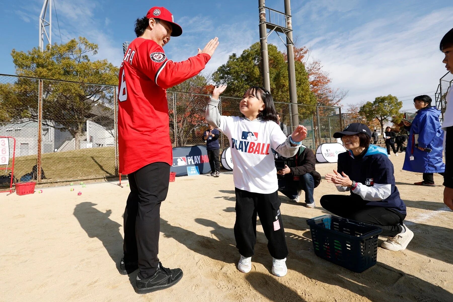 PLAY BALLイベントでハイタッチを交わす子どもと大人
