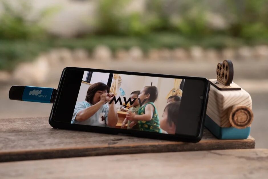 スマートフォンで動画を視聴する様子