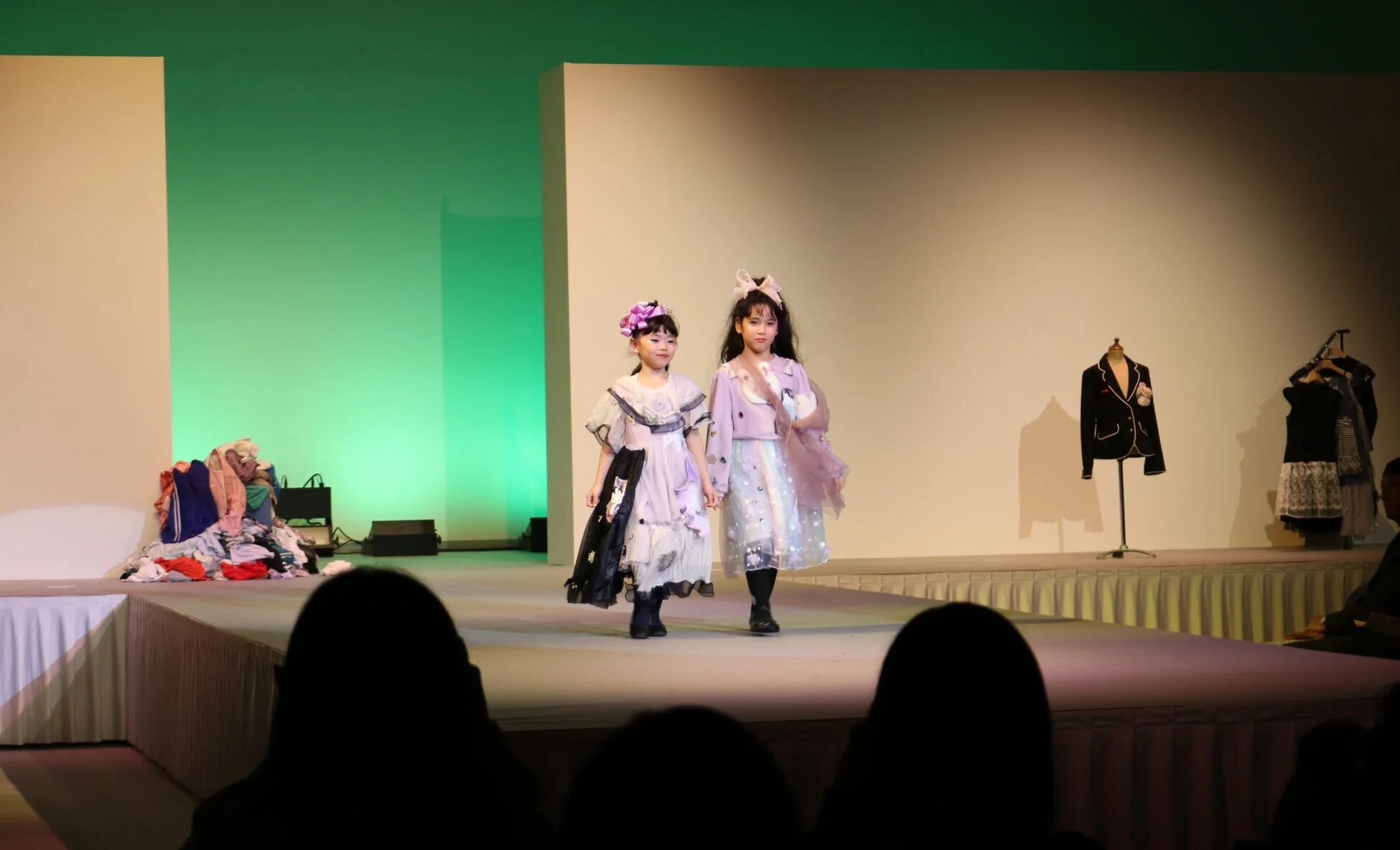 ドレスを着た2人の子供がウォーキング