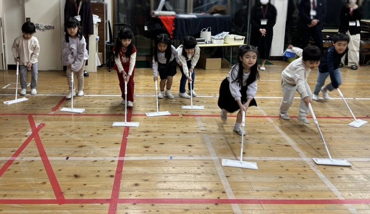 子供たちがクイックルで床掃除