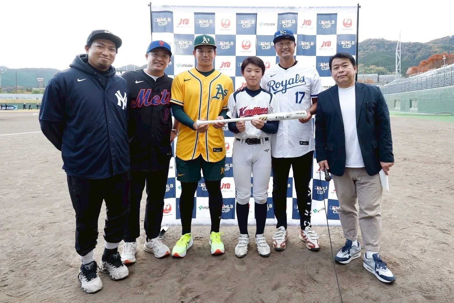 開会式に参加したゲストと選手たち