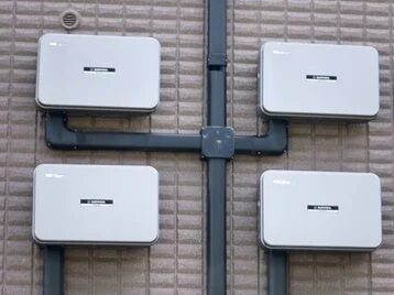 建物の壁に設置された白い電気設備