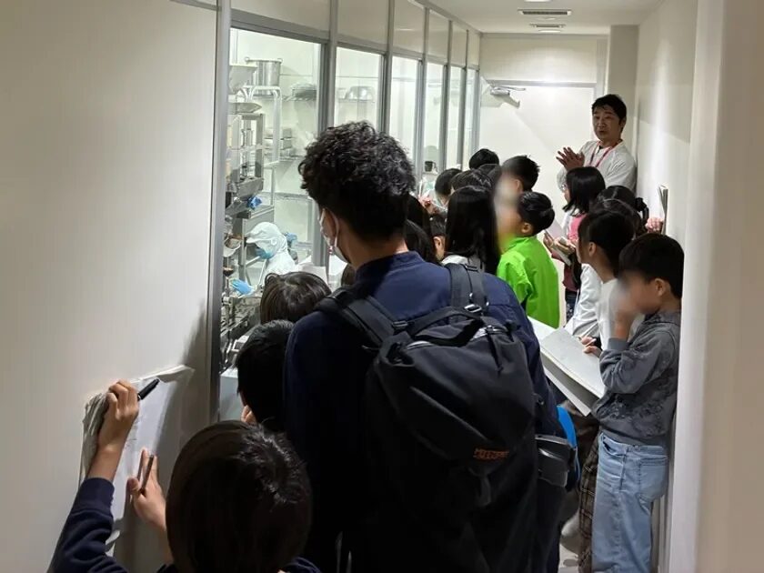 熱心に見学する子どもたち