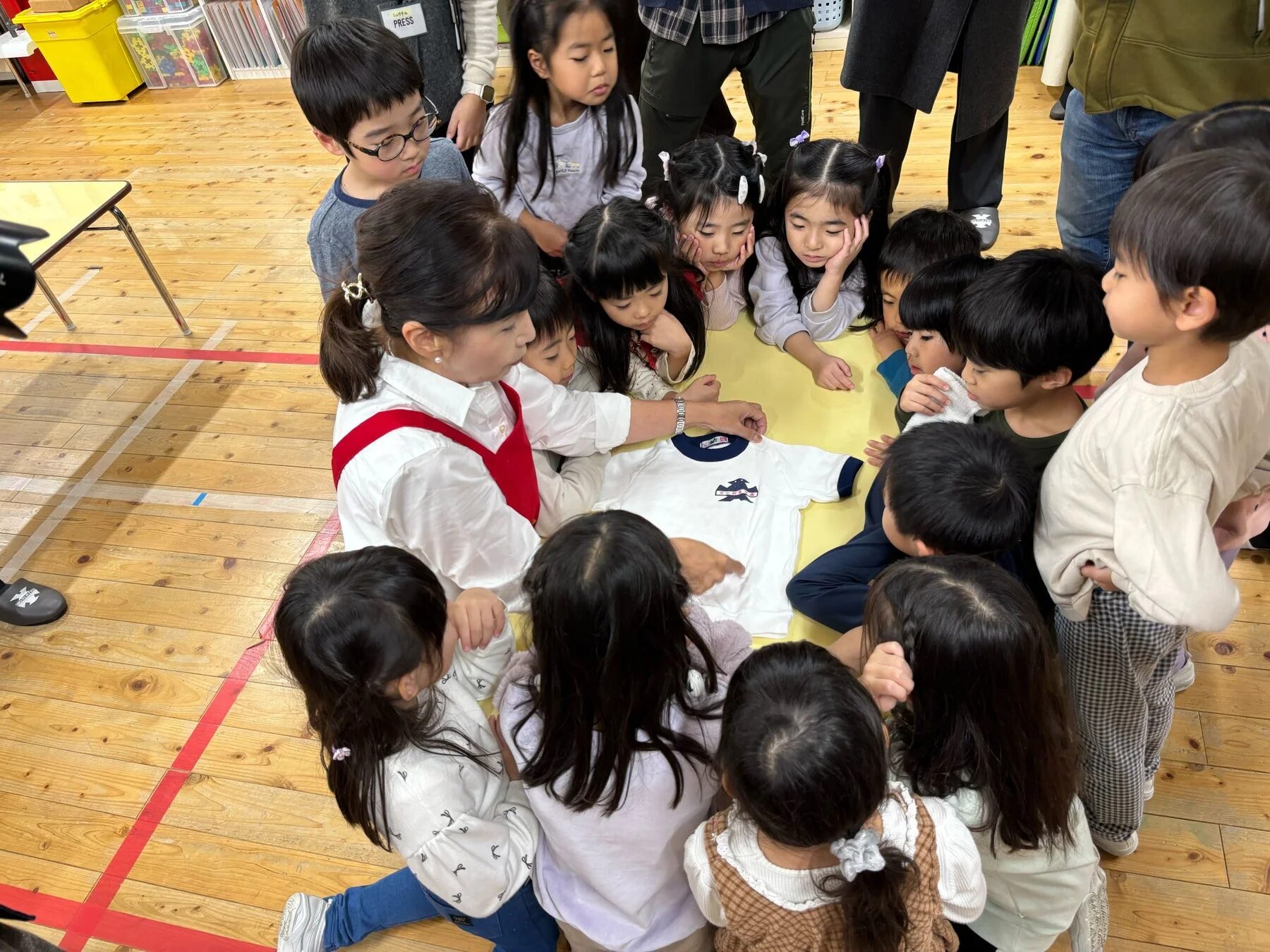 子供たちが洋服たたみ