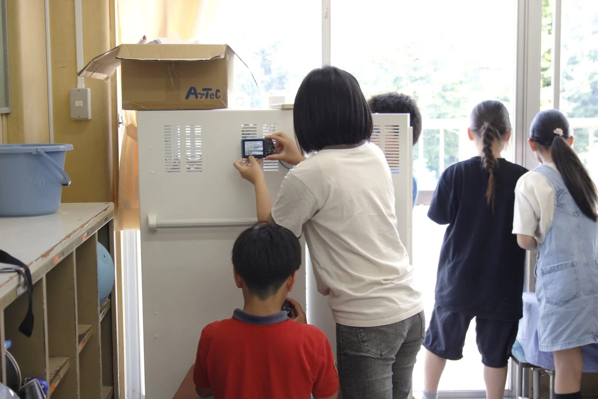 子どもたちがデジタルカメラで撮影している様子