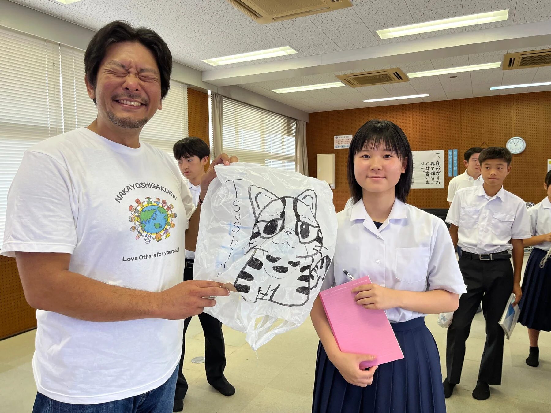 トントン相撲で遊ぶ生徒たち