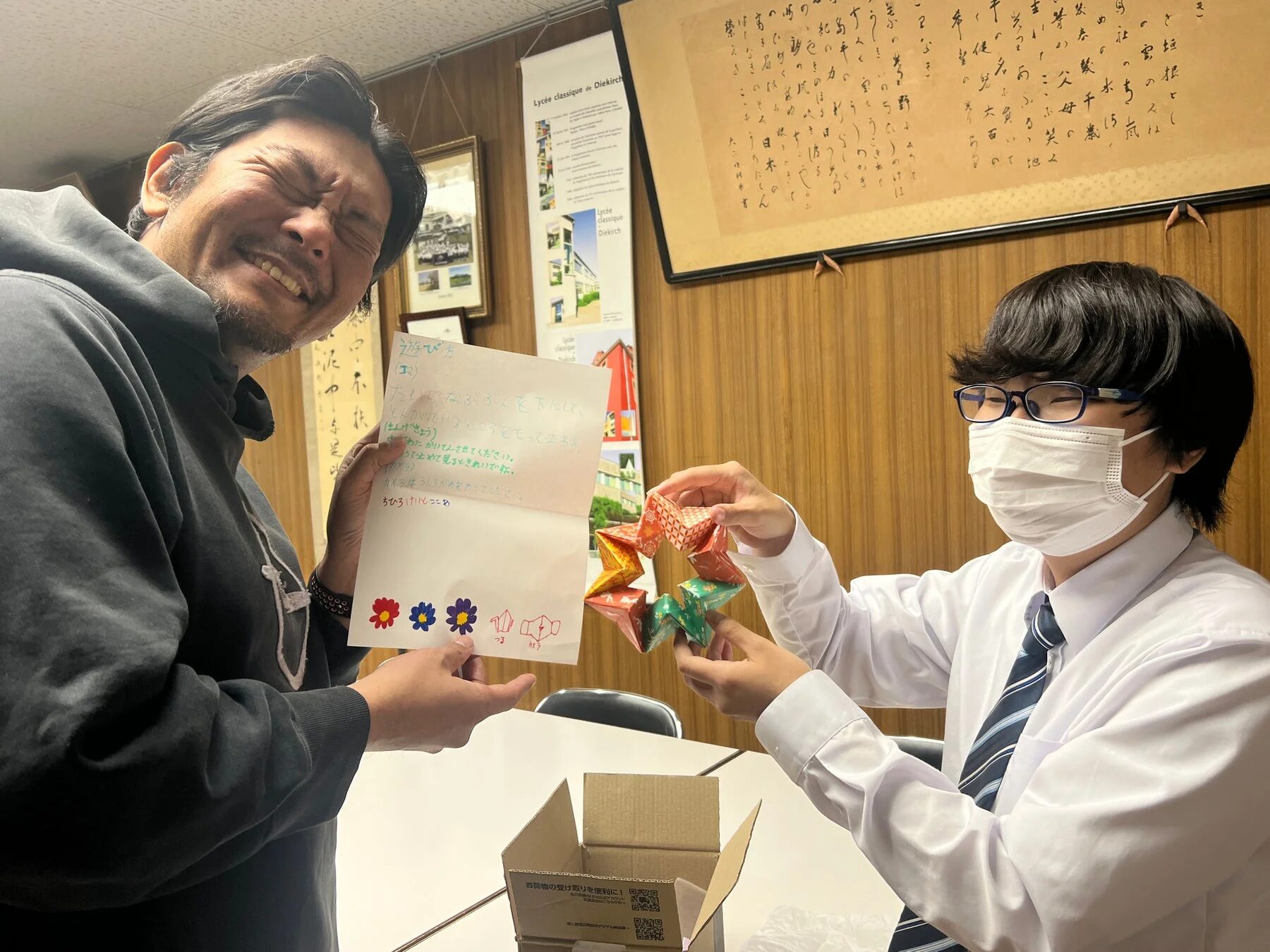 海外からの手紙を読む男性