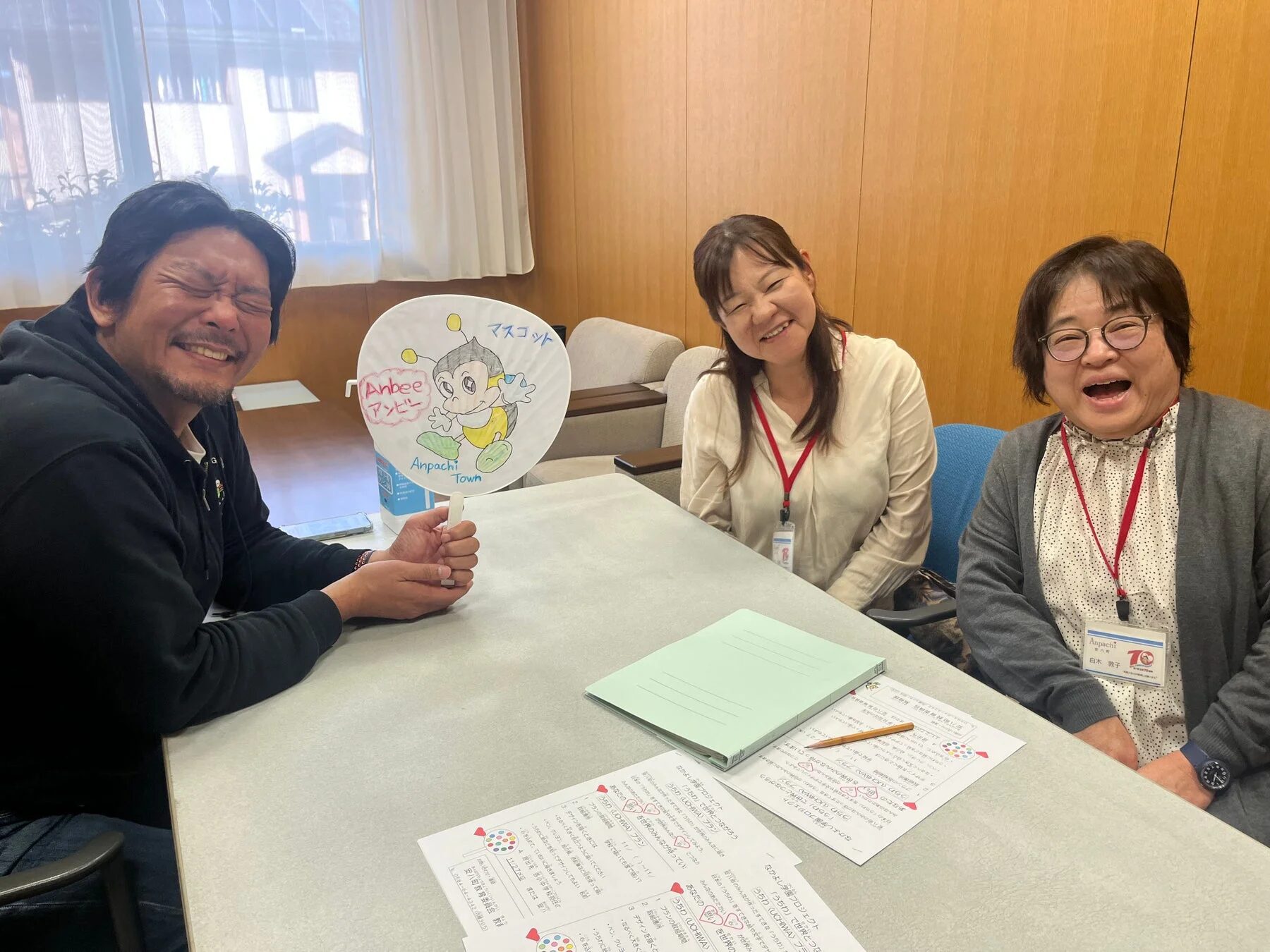 安八町のキャラクター「アンピー」の団扇が置かれた会議の様子