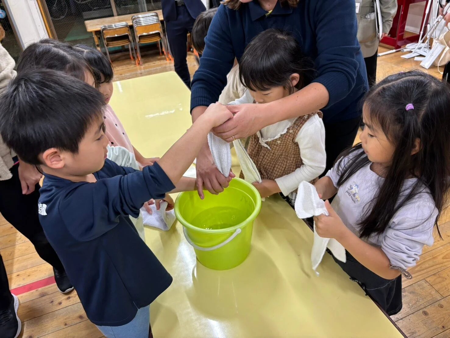 子供たちが雑巾絞り