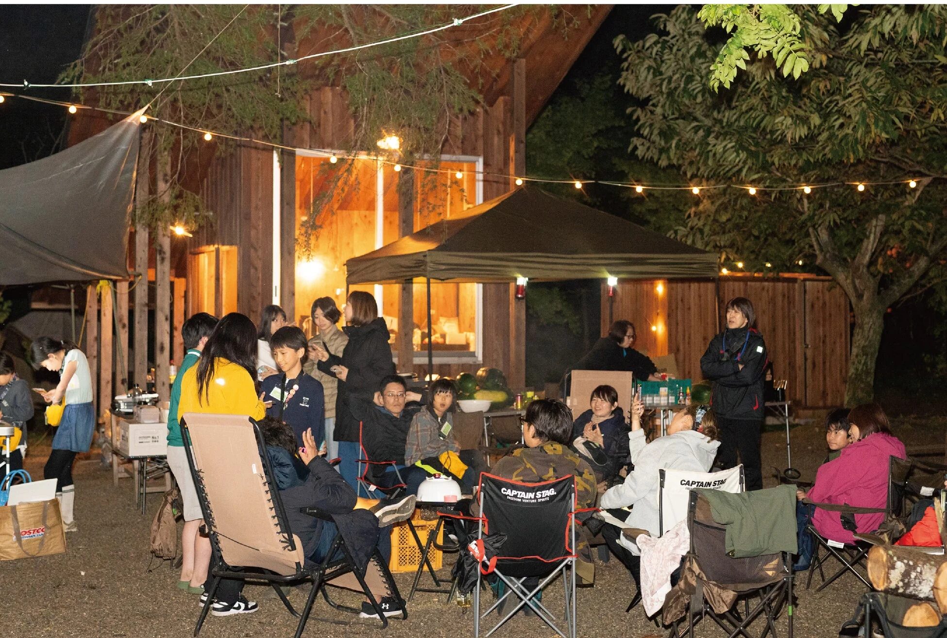 夜のキャンプの様子