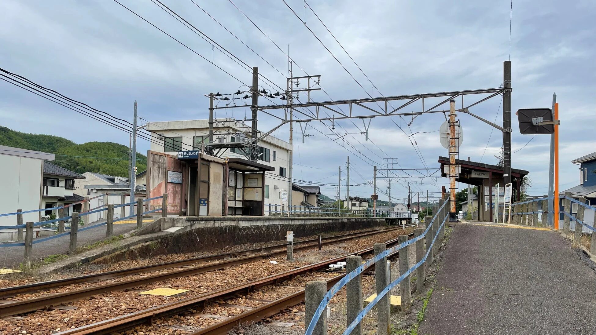 日本の地方にある鉄道駅の風景