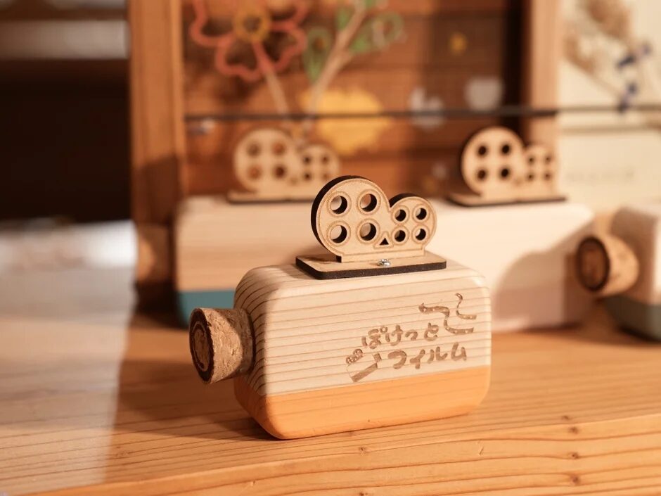 木製のレトロなフィルムカメラ型のおもちゃ