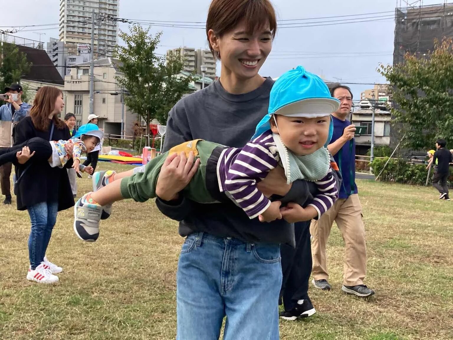 親子競技で抱きかかえられる子どもたち