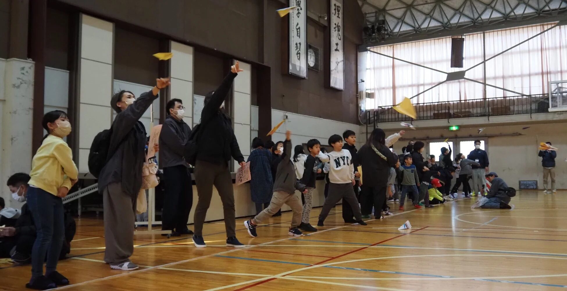 体育館での紙飛行機イベントの様子