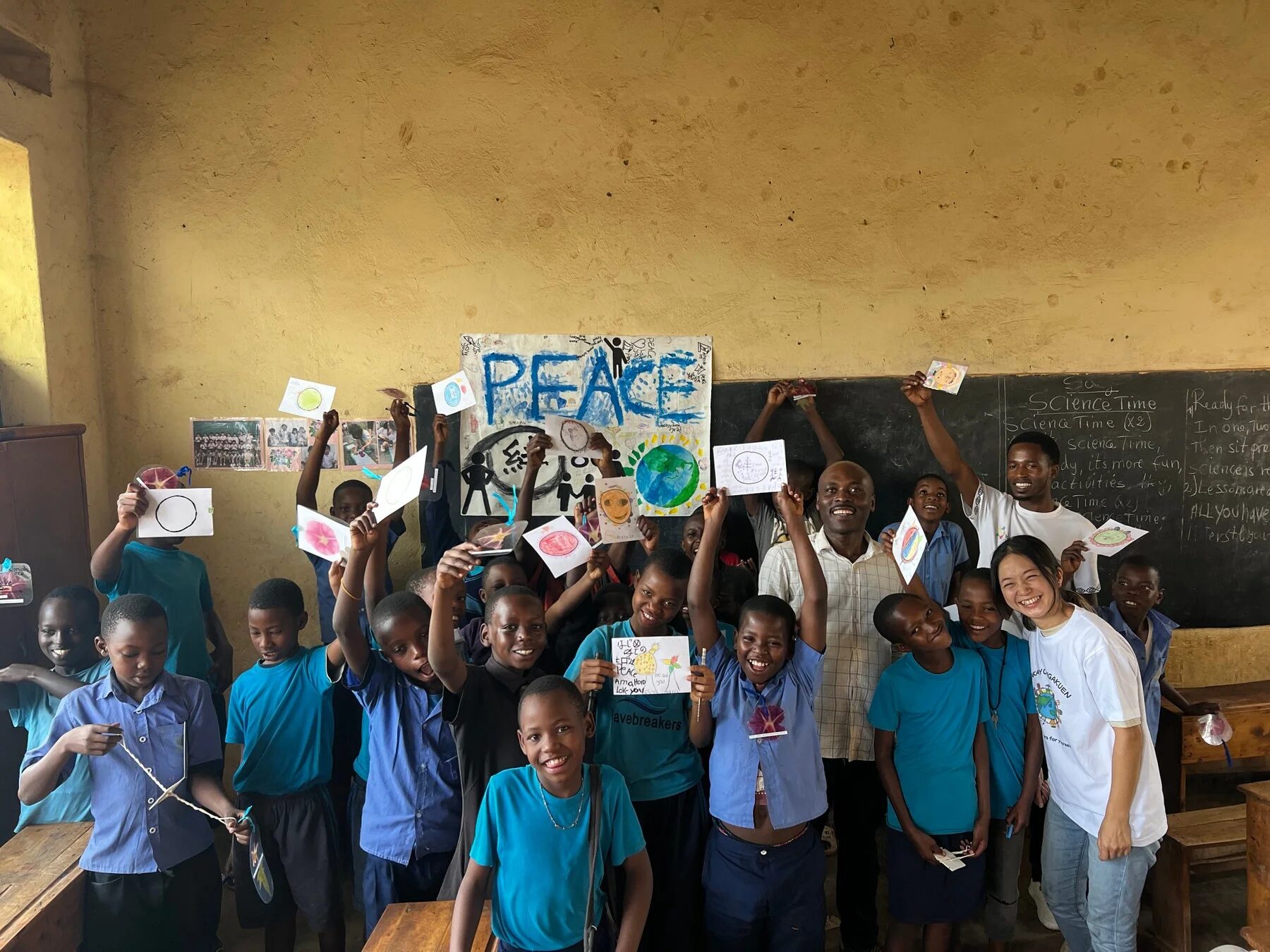 アフリカの子どもたちと「PEACE」の横断幕