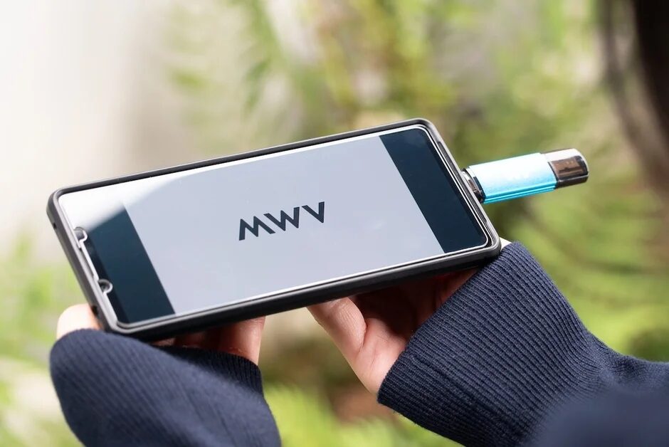 スマートフォンにMWVのデバイスが接続されている様子