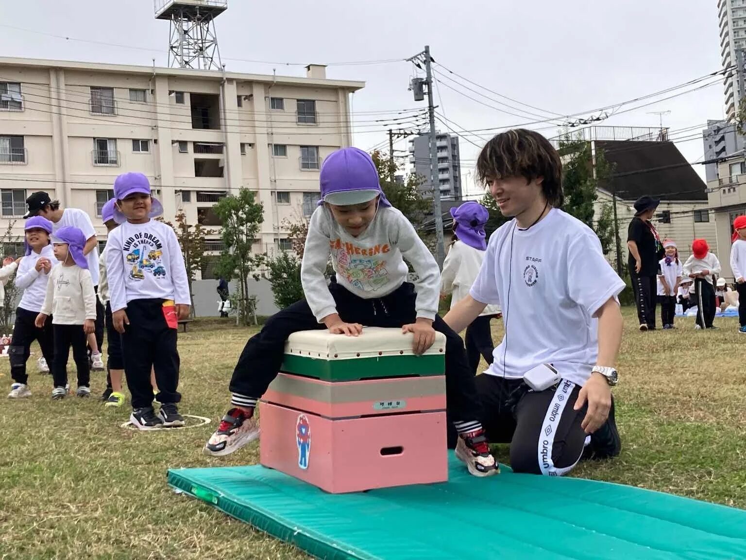 屋外で跳び箱に挑戦する子どもたち
